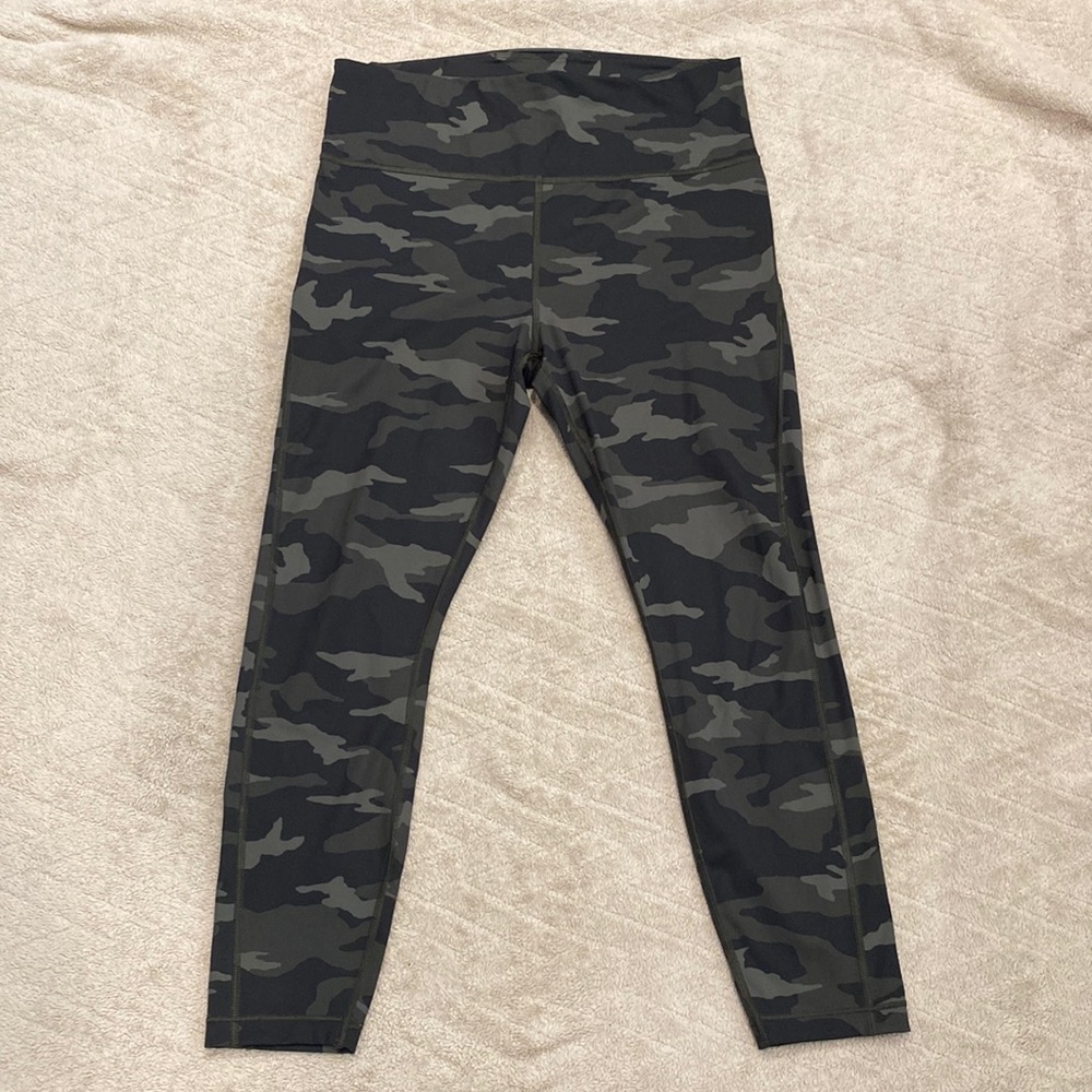 Athleta Ultimate 7/8 tight women’s size M